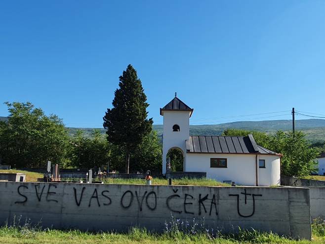 Grafit "Sve vas ovo čeka" i ustaški simbol latinično slovo "U" (Foto: SRNA)