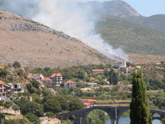 Избио пожар на излазу из Требиња - Фото: nezavisne novine