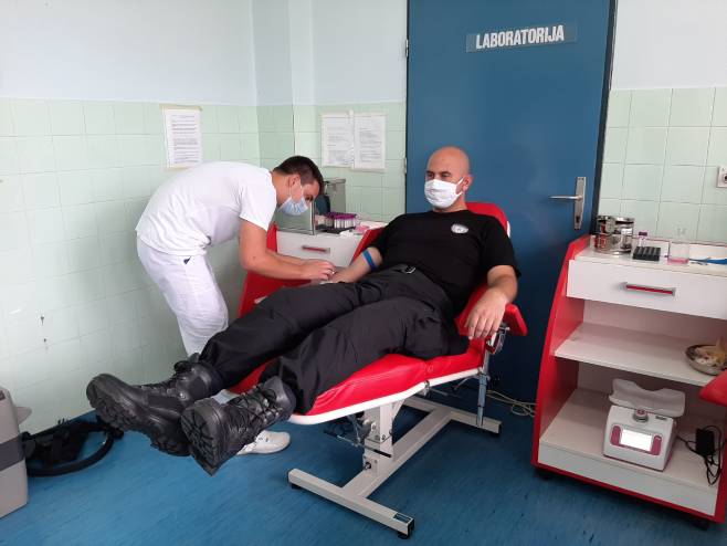 Приједор: Крв даровало 60 полицајаца Приједор: Крв даровало 60 полицајаца - Фото: СРНА