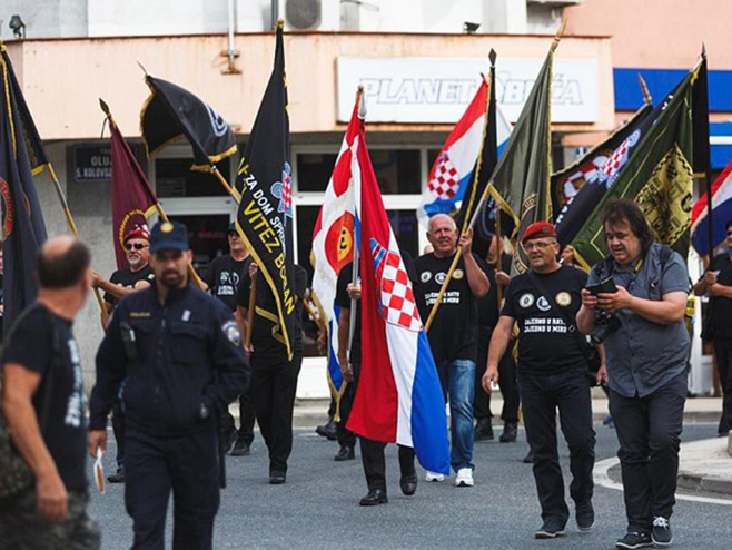 Pripadnici HOS-a došli u Knin uz povike "U boj, u boj!" (Foto: Indeks) Pripadnici HOS-a došli u Knin uz povike "U boj, u boj!" (Foto: Indeks)