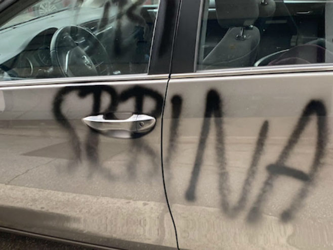 Grafiti na srpskom autu (foto:dalmatinskiportal.hr) - 