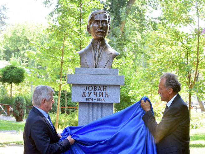 Bijeljina: otkrivanje biste Јovana Dučića, Foto: SRNA