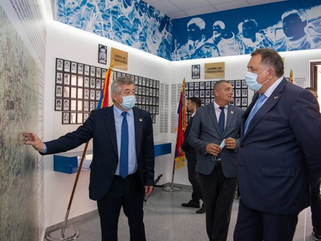 Dodik posjetio Spomen sobu palim borcima (foto: argumenti.rs) 