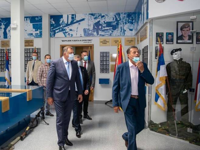 Dodik posjetio Spomen sobu palim borcima (foto: argumenti.rs) 