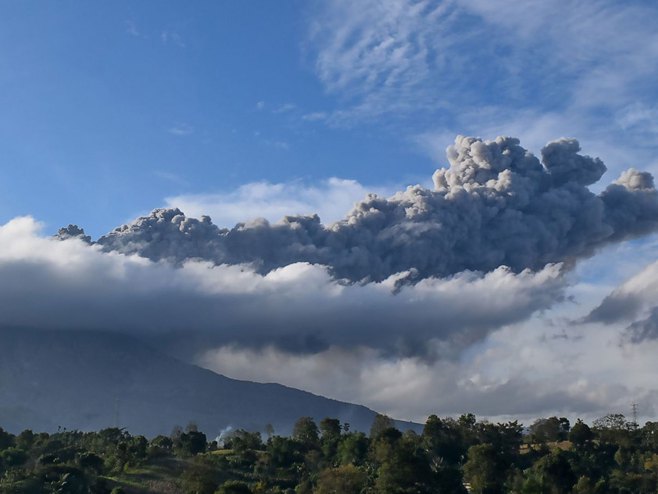 Прорадио вулкан у Индонезији (фото:skynews) - Фото: РТРС