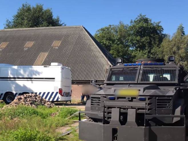 У мјесту Нијевен ухапшено 17 особа због проуводње кокаина (Фото: Politie Landelijke Eenheid) У мјесту Нијевен ухапшено 17 особа због проуводње кокаина (Фото: Politie Landelijke Eenheid) -