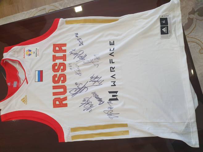 Дрес и лопта са потписима кошаркаша руске кошаркашке репрезентације, Фото: СРНА
