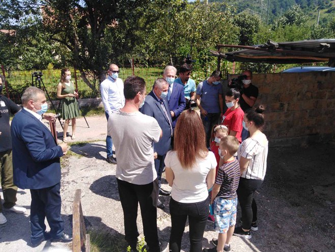 Вишковић уручио кључеве седмочланој породици Станковић Вишковић уручио кључеве седмочланој породици Станковић - Фото: РТРС