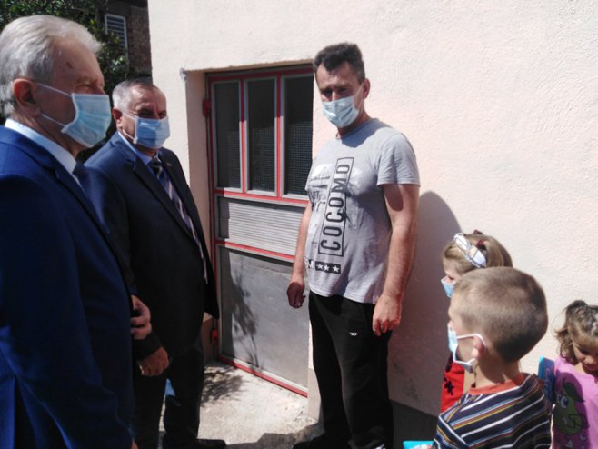 Вишковић уручио кључеве седмочланој породици Станковић Вишковић уручио кључеве седмочланој породици Станковић - Фото: РТРС