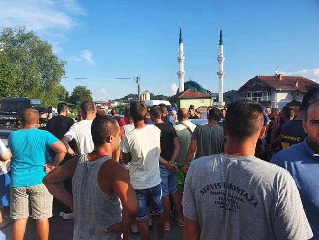 Протест мјештана у великој Кладуши (Фото: radiovkladusa.ba) - 