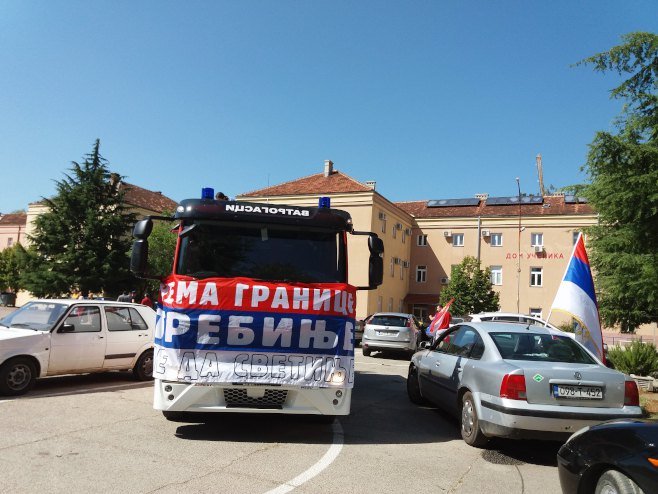 Trebinje - auto-litiju ka Klobuku (Foto: Srna)