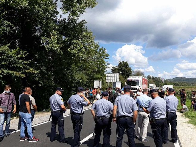 Мигранти - Босанска Крупа - Фото: Facebook