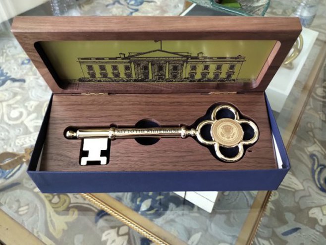 Кључ који је добио Вучић од Трампа - Фото: РТС