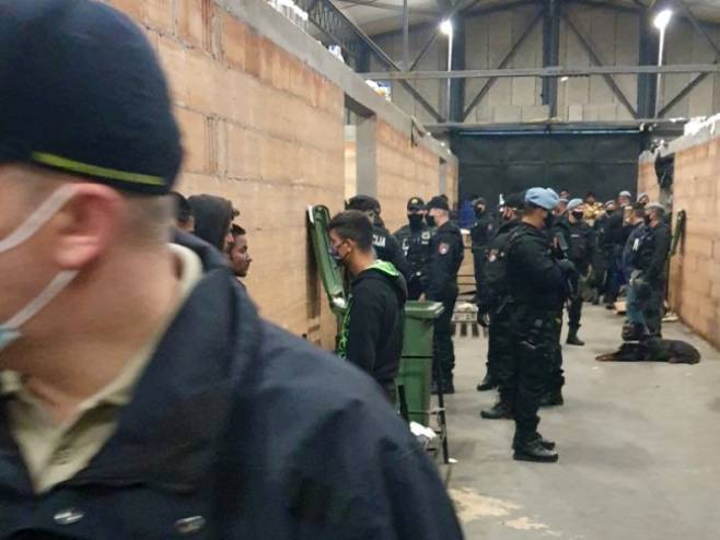 Претрес миграната (фото: MUP KS) Претрес миграната (фото: MUP KS) -