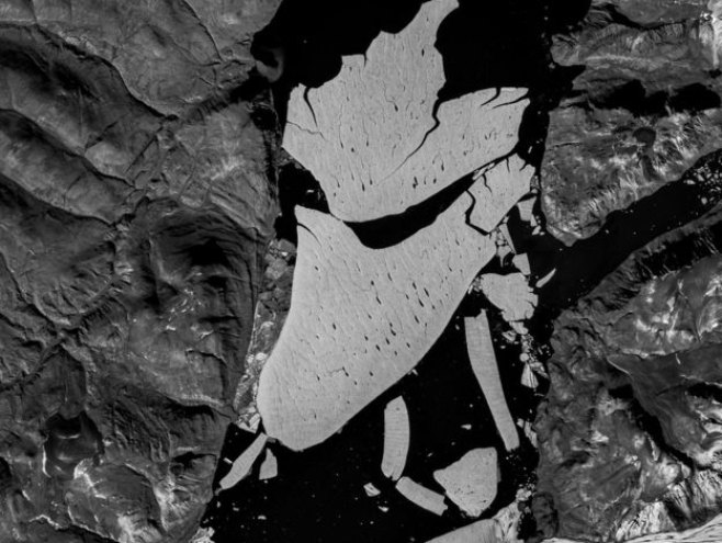 Одломио се велики комад леда на Гренладу (фото:COPERNICUS DATA/ESA/SENTINEL-2B) - 