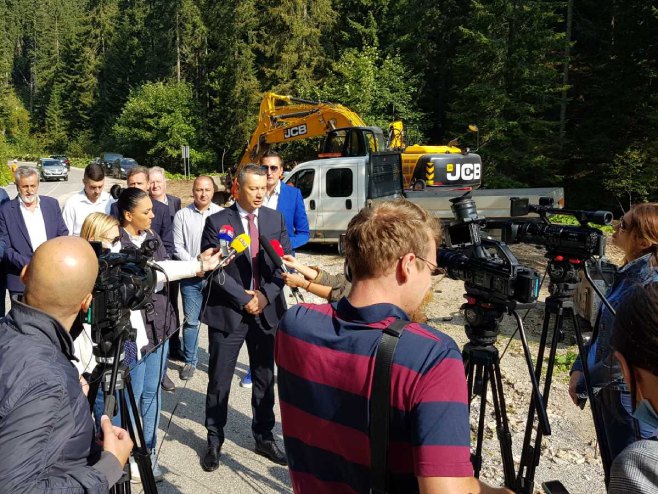 Nenad Nešić sa novinarima (Foto: RTRS)