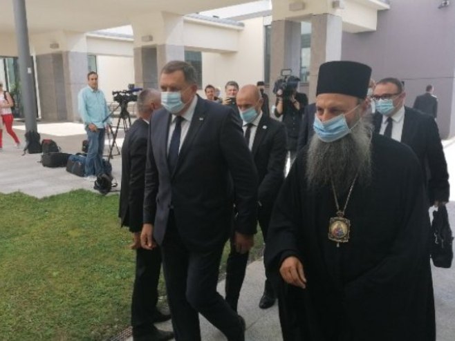 Милорад Додик са митрополитом загребачко-љубљанским Порфиријем (фото:atvbl) Милорад Додик са митрополитом загребачко-љубљанским Порфиријем (фото:atvbl) -