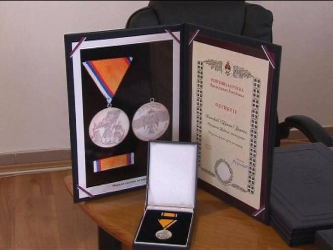 Уручена постхумна одликовања за пале борце ВРС (фото: rtv-kd.com) Уручена постхумна одликовања за пале борце ВРС (фото: rtv-kd.com) -