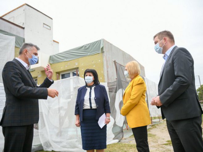 Радојичић: 7,5 милиона КМ уложено у обнову школа (фото:gradbanjaluka) Радојичић: 7,5 милиона КМ уложено у обнову школа (фото:gradbanjaluka) -
