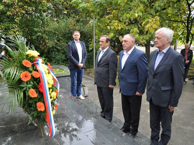 Приједор - Омарска полагање вијенаца Приједор - Омарска полагање вијенаца - Фото: СРНА