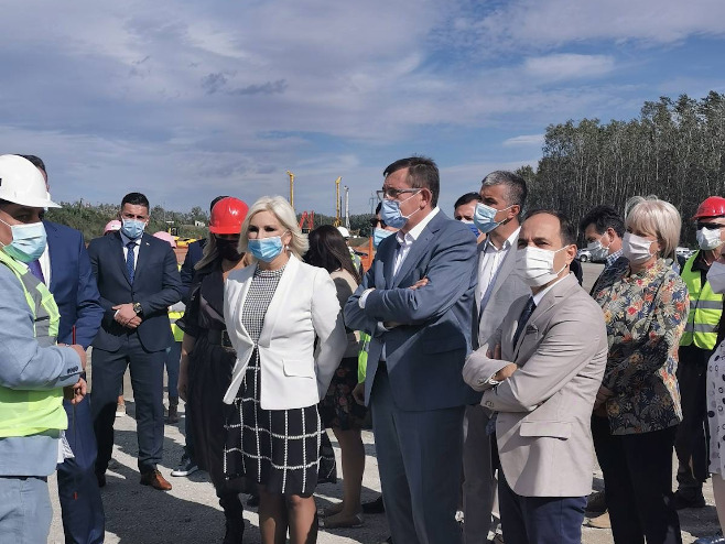 Зорана Михајловић у обиласку моста на Сави Зорана Михајловић у обиласку моста на Сави - Фото: РТРС