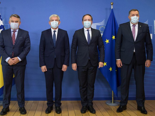Članovi Predsjedništva u Briselu sa Varheljijem (Foto: SRNA)