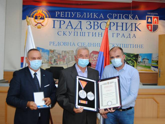 Жупљанин уручује медаље Жупљанин уручује медаље - Фото: СРНА