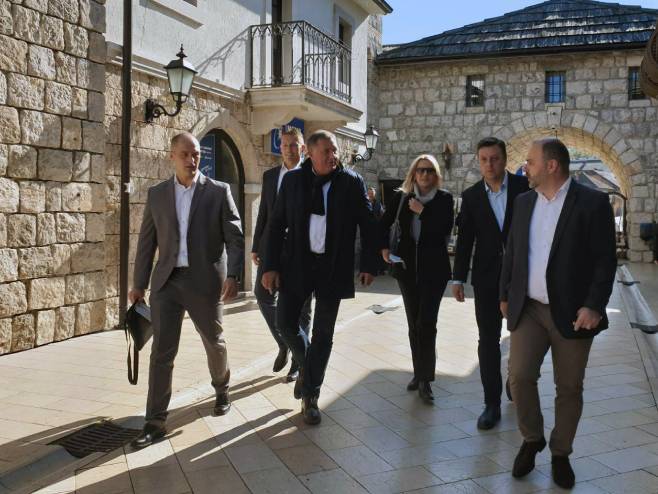 Milorad Dodik i Željka Cvijanović sa predstavnicima opštine Višegrad (foto: SRNA) Milorad Dodik i Željka Cvijanović sa predstavnicima opštine Višegrad (foto: SRNA)