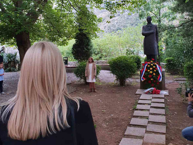 Milica Mihić odrecitovala stihove "Mala Srpkinja" (Foto: RTRS) Milica Mihić odrecitovala stihove "Mala Srpkinja" (Foto: RTRS)