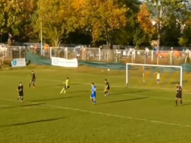 Голман у Врању бацио лопту у сопствену мрежу (фото: twitter.com/SerbianFooty) Голман у Врању бацио лопту у сопствену мрежу (фото: twitter.com/SerbianFooty) -