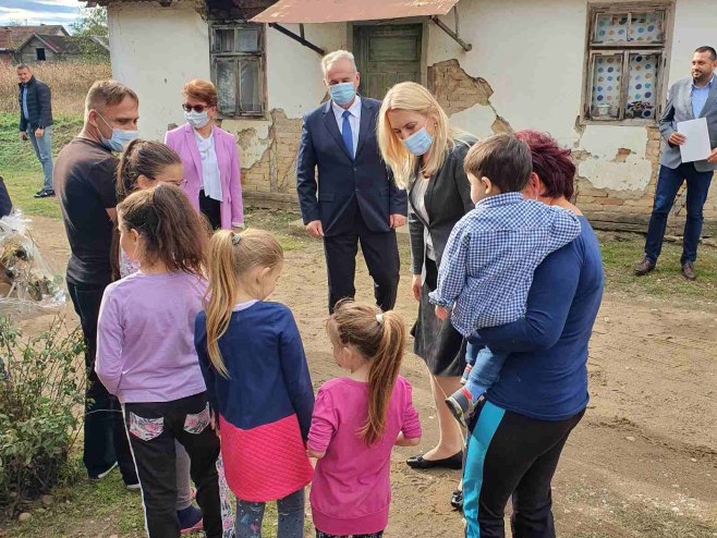 Željka Cvijanović posjetila porodicu Večernović (foto: RTRS)