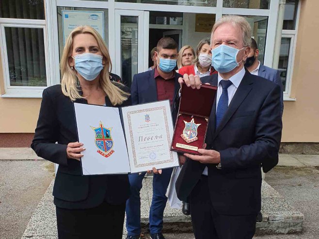 Predsjednici Srpske uručena Povelja (Foto: RTRS)