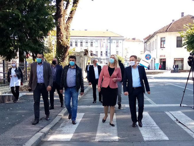 Цвијановић са представницима власти К.Дубице Цвијановић са представницима власти К.Дубице - Фото: РТРС