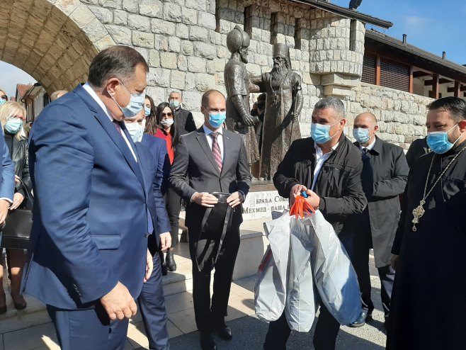 Вишеград - Додик уручио дресове Вишеград - Додик уручио дресове - Фото: СРНА