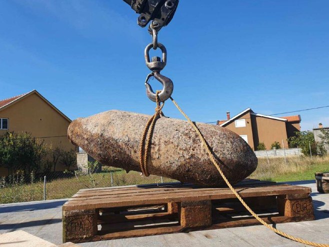 Диноша: Уклоњена бомба из Другог свјетског рата (Фото: МУП Црне Горе) Диноша: Уклоњена бомба из Другог свјетског рата (Фото: МУП Црне Горе) -