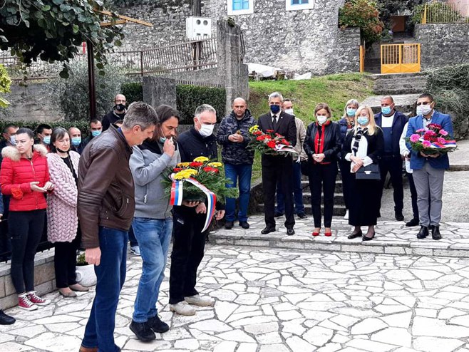 Требиње: Полагање вијенаца - помен Требиње: Полагање вијенаца - помен - Фото: СРНА
