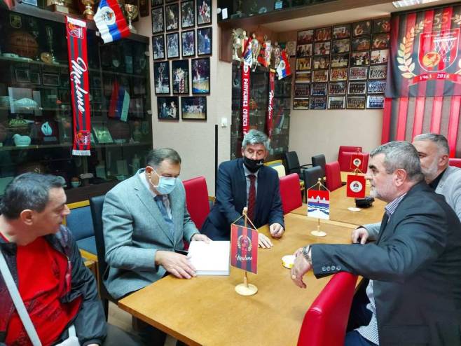 Milorad Dodik posjetio ŽKK "Mladi Krajišnik" (foto: SRNA)