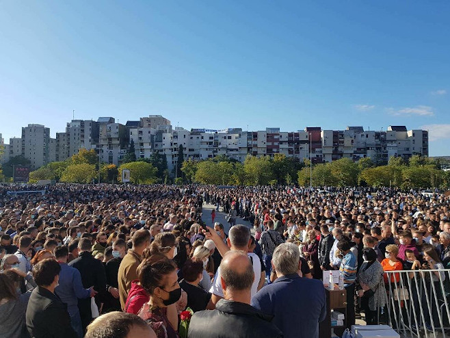 Подгорица: Вјерници дочекују ковчег упокојеног митрополита (Фото:SPUTNIK / НЕБОЈША ПОПОВИЋ) - 