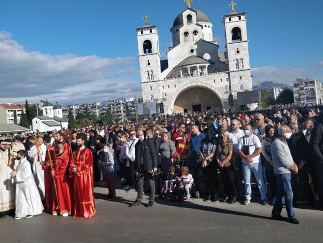 Вјерници испред Храма Христовог васкрсења у Подгорици - Фото: СРНА