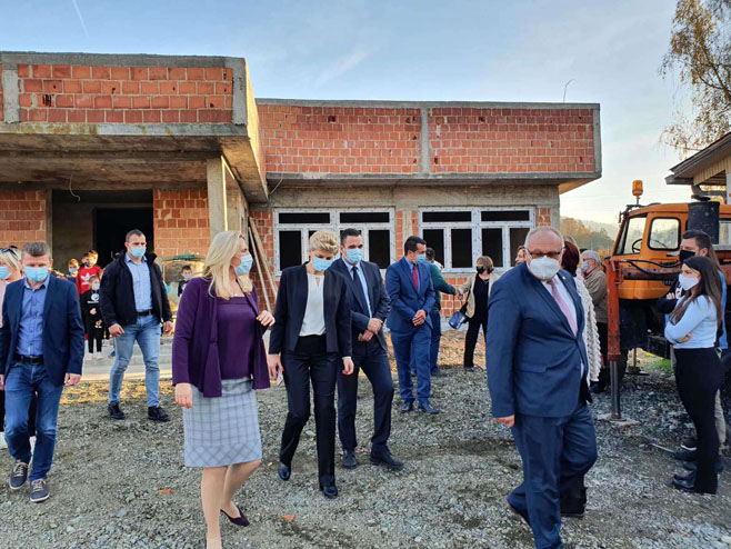 Predsjednica Cvijanović posjetila školu izgradnji u gornjem Tesliću 