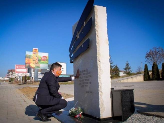 Споменик Џоу Бајдену код Гњилана (Фото: rtklive.com) Споменик Џоу Бајдену код Гњилана (Фото: rtklive.com) -