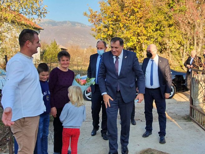 Milorad Dodik posjetio je danas povratničku porodicu Duška Šagovnovića (Foto: Srna)