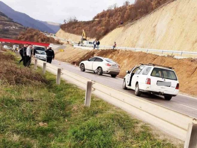 Саобраћајна незгода код Зенице (фото: Читалац) Саобраћајна незгода код Зенице (фото: Читалац) -