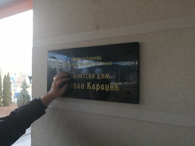 Tabla sa imenom Radovana Karadžića (Foto: RTRS)