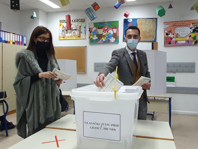 Велибор Миливојевић гласао је са супругом - Фото: СРНА