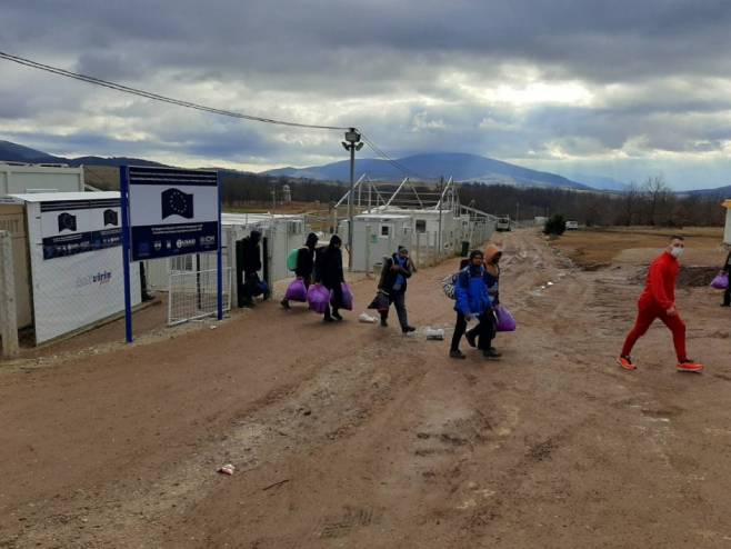 Мигранти у кампу Липа (фото: FENA) - 