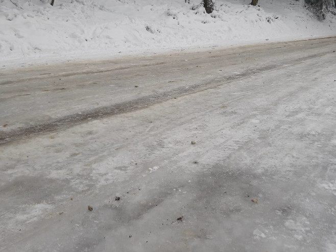 Снијег на коловозу Снијег на коловозу - Фото: РТРС