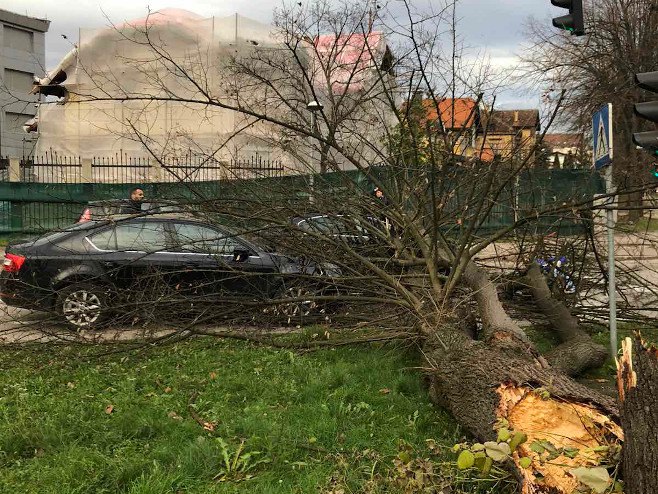 Stablo palo na automobile u blizini zgrade Vlade (Foto: RTRS)