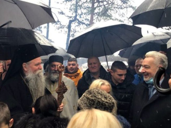 Налагање бадњака-Никшић Налагање бадњака-Никшић - Фото: СРНА