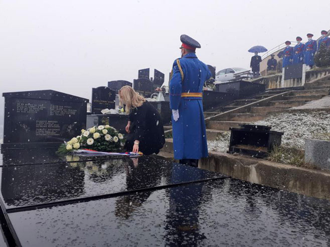 Cvijanović položila vijenac na Novom groblju (Foto: RTRS)